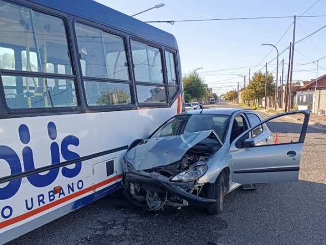 Violento choque entre un colectivo y un auto